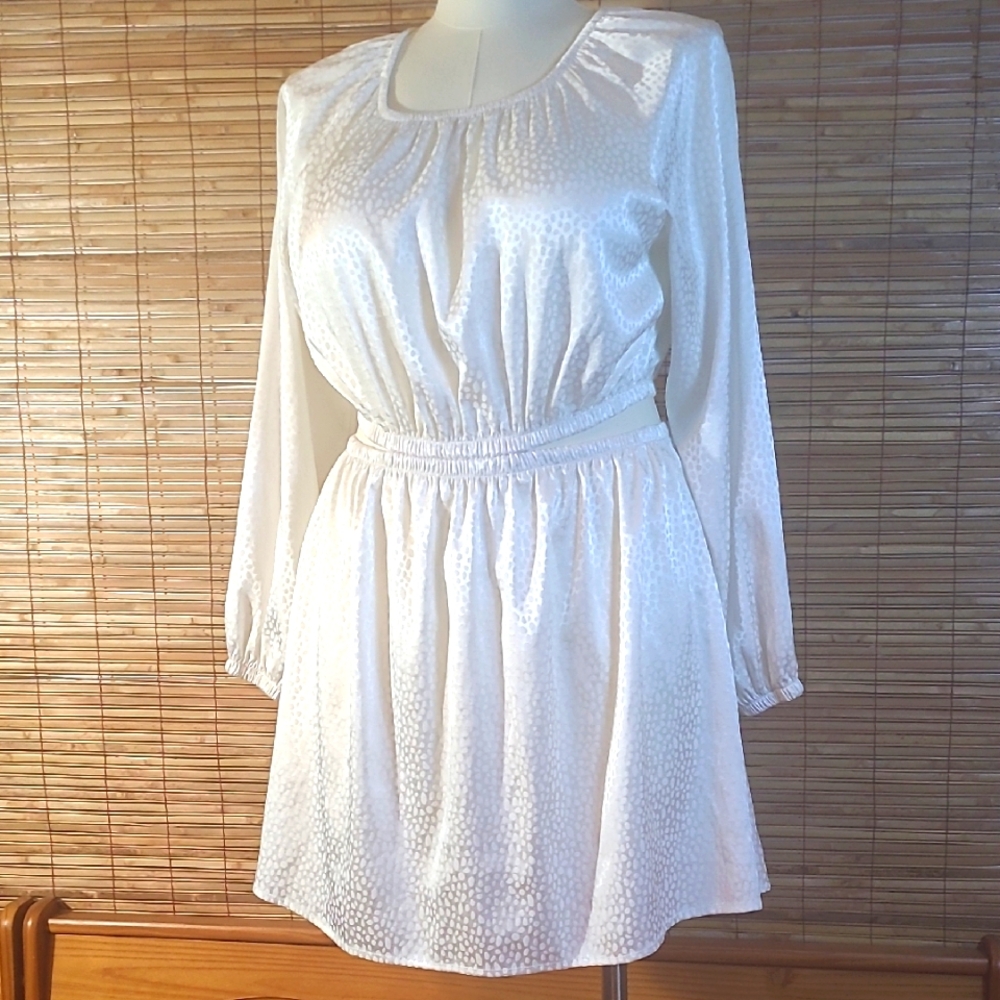 Long Sleeved Keyhole Back Summer Dress 🤍